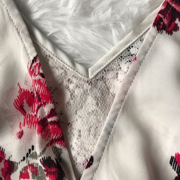 DYNAMITE Lace Detail Floral Sleeveless Blouse - Picture 3 of 6